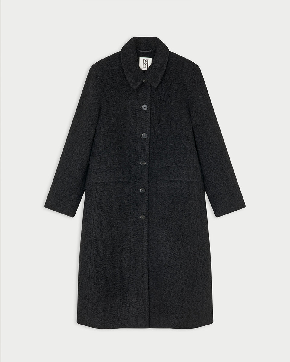 Luźny płaszcz Madera By Malene Birger Black to połączenie ponadczasowej elegancji, dzięki czemu posłuży przez wiele sezonów. Ten model o długości midi, wykonany z przyjemnej w dotyku mieszanki wełny, wyróżnia się zaokrąglonym kołnierzem, zapięciem na guziki, przednimi kieszeniami oraz rozcięciem z tyłu. Idealny wybór na chłodniejsze dni.&nbsp;

-Luźny krój

-Zaokrąglony kołnierz

-W całości w podszewce&nbsp;