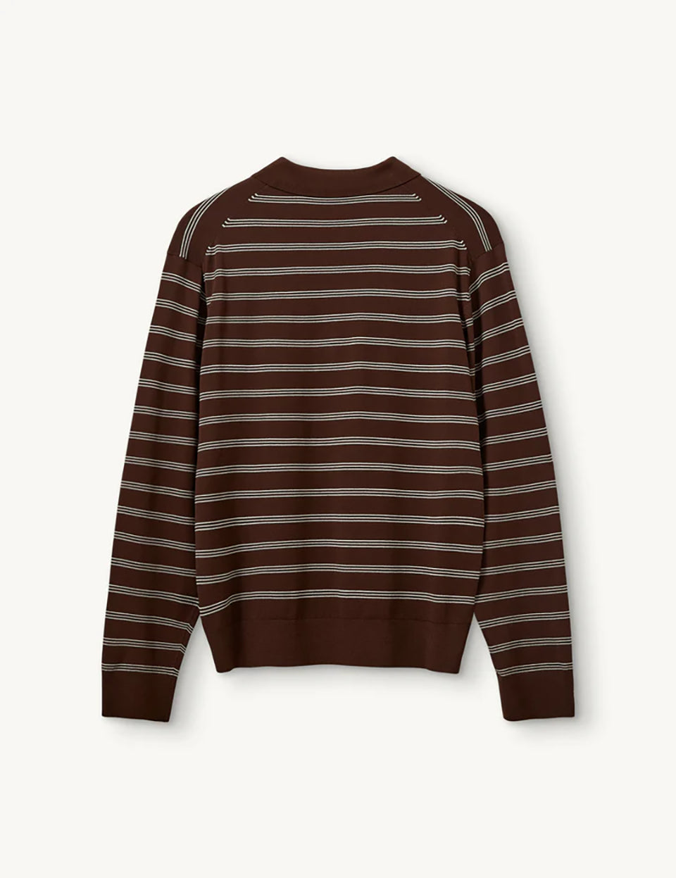 Luźny, dzianinowy longsleeve Madison Polo Espresso/Ecru w głębokim, ciepłym, brązowym odcieniu w paski, z obniżoną linią ramion i klasycznym kołnierzykiem z zapięciem na trzy guziki. Rękawy i dół zakończone są klasycznymi ściągaczami. Ma gładki, drobny splot dzianinowy. Wykonany z tkaniny z wiskozą. Zestaw go z ulubionymi jeansami, aby uzyskać klasyczną, modną stylizację.&nbsp;

-Głęboki, ciepły odcień brązu, paski

-Kołnierzyk z guziczkami

-Tkanina z wiskozą

-Fason OVERSIZE - jeśli chcesz uzyskać efekt j
