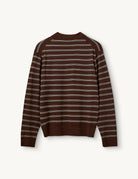 Luźny, dzianinowy longsleeve Madison Polo Espresso/Ecru w głębokim, ciepłym, brązowym odcieniu w paski, z obniżoną linią ramion i klasycznym kołnierzykiem z zapięciem na trzy guziki. Rękawy i dół zakończone są klasycznymi ściągaczami. Ma gładki, drobny splot dzianinowy. Wykonany z tkaniny z wiskozą. Zestaw go z ulubionymi jeansami, aby uzyskać klasyczną, modną stylizację.&nbsp;

-Głęboki, ciepły odcień brązu, paski

-Kołnierzyk z guziczkami

-Tkanina z wiskozą

-Fason OVERSIZE - jeśli chcesz uzyskać efekt j