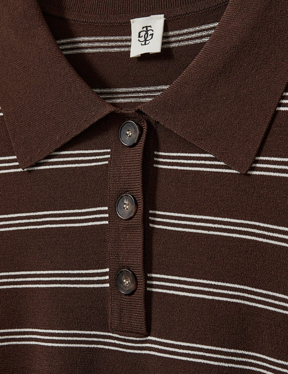 Luźny, dzianinowy longsleeve Madison Polo Espresso/Ecru w głębokim, ciepłym, brązowym odcieniu w paski, z obniżoną linią ramion i klasycznym kołnierzykiem z zapięciem na trzy guziki. Rękawy i dół zakończone są klasycznymi ściągaczami. Ma gładki, drobny splot dzianinowy. Wykonany z tkaniny z wiskozą. Zestaw go z ulubionymi jeansami, aby uzyskać klasyczną, modną stylizację.&nbsp;

-Głęboki, ciepły odcień brązu, paski

-Kołnierzyk z guziczkami

-Tkanina z wiskozą

-Fason OVERSIZE - jeśli chcesz uzyskać efekt j