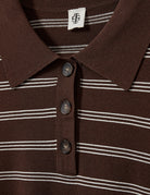 Luźny, dzianinowy longsleeve Madison Polo Espresso/Ecru w głębokim, ciepłym, brązowym odcieniu w paski, z obniżoną linią ramion i klasycznym kołnierzykiem z zapięciem na trzy guziki. Rękawy i dół zakończone są klasycznymi ściągaczami. Ma gładki, drobny splot dzianinowy. Wykonany z tkaniny z wiskozą. Zestaw go z ulubionymi jeansami, aby uzyskać klasyczną, modną stylizację.&nbsp;

-Głęboki, ciepły odcień brązu, paski

-Kołnierzyk z guziczkami

-Tkanina z wiskozą

-Fason OVERSIZE - jeśli chcesz uzyskać efekt j
