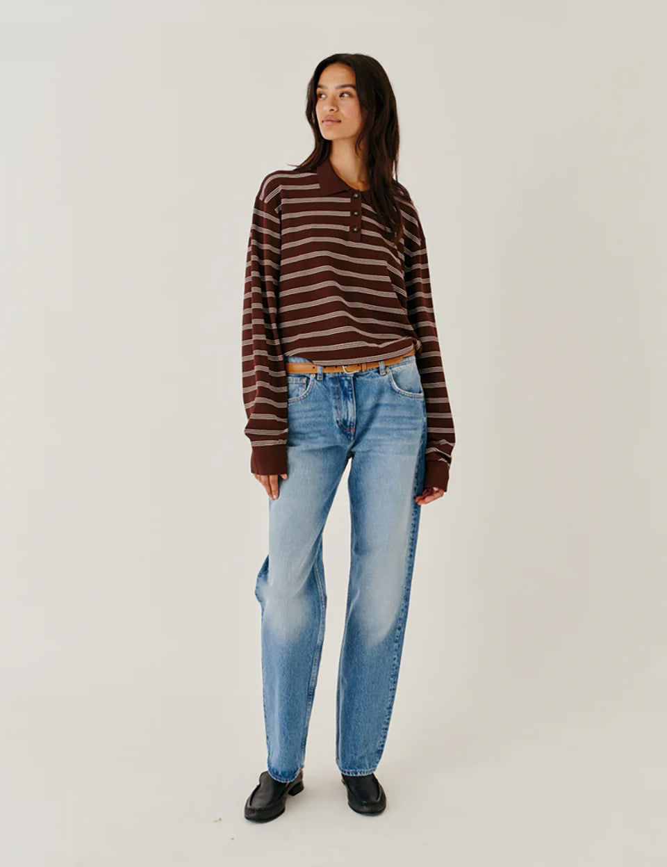 Luźny, dzianinowy longsleeve Madison Polo Espresso/Ecru w głębokim, ciepłym, brązowym odcieniu w paski, z obniżoną linią ramion i klasycznym kołnierzykiem z zapięciem na trzy guziki. Rękawy i dół zakończone są klasycznymi ściągaczami. Ma gładki, drobny splot dzianinowy. Wykonany z tkaniny z wiskozą. Zestaw go z ulubionymi jeansami, aby uzyskać klasyczną, modną stylizację.&nbsp;

-Głęboki, ciepły odcień brązu, paski

-Kołnierzyk z guziczkami

-Tkanina z wiskozą

-Fason OVERSIZE - jeśli chcesz uzyskać efekt j