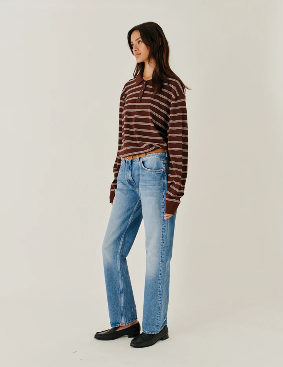 Luźny, dzianinowy longsleeve Madison Polo Espresso/Ecru w głębokim, ciepłym, brązowym odcieniu w paski, z obniżoną linią ramion i klasycznym kołnierzykiem z zapięciem na trzy guziki. Rękawy i dół zakończone są klasycznymi ściągaczami. Ma gładki, drobny splot dzianinowy. Wykonany z tkaniny z wiskozą. Zestaw go z ulubionymi jeansami, aby uzyskać klasyczną, modną stylizację.&nbsp;

-Głęboki, ciepły odcień brązu, paski

-Kołnierzyk z guziczkami

-Tkanina z wiskozą

-Fason OVERSIZE - jeśli chcesz uzyskać efekt j