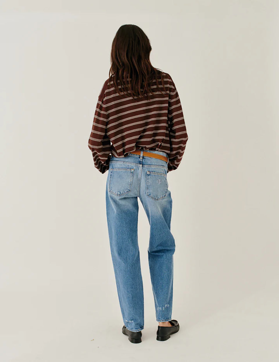 Luźny, dzianinowy longsleeve Madison Polo Espresso/Ecru w głębokim, ciepłym, brązowym odcieniu w paski, z obniżoną linią ramion i klasycznym kołnierzykiem z zapięciem na trzy guziki. Rękawy i dół zakończone są klasycznymi ściągaczami. Ma gładki, drobny splot dzianinowy. Wykonany z tkaniny z wiskozą. Zestaw go z ulubionymi jeansami, aby uzyskać klasyczną, modną stylizację.&nbsp;

-Głęboki, ciepły odcień brązu, paski

-Kołnierzyk z guziczkami

-Tkanina z wiskozą

-Fason OVERSIZE - jeśli chcesz uzyskać efekt j