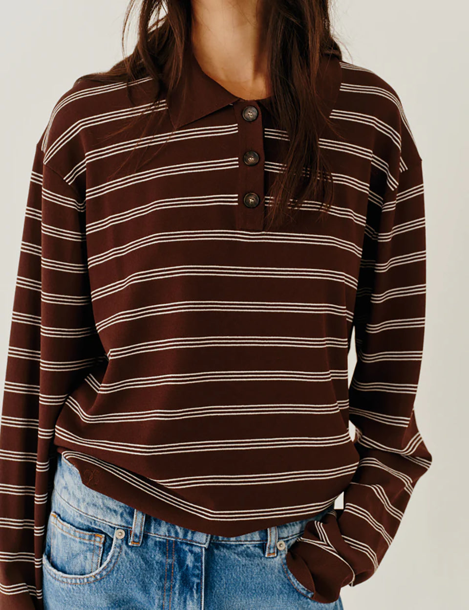 Luźny, dzianinowy longsleeve Madison Polo Espresso/Ecru w głębokim, ciepłym, brązowym odcieniu w paski, z obniżoną linią ramion i klasycznym kołnierzykiem z zapięciem na trzy guziki. Rękawy i dół zakończone są klasycznymi ściągaczami. Ma gładki, drobny splot dzianinowy. Wykonany z tkaniny z wiskozą. Zestaw go z ulubionymi jeansami, aby uzyskać klasyczną, modną stylizację.&nbsp;

-Głęboki, ciepły odcień brązu, paski

-Kołnierzyk z guziczkami

-Tkanina z wiskozą

-Fason OVERSIZE - jeśli chcesz uzyskać efekt j
