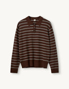 Luźny, dzianinowy longsleeve Madison Polo Espresso/Ecru w głębokim, ciepłym, brązowym odcieniu w paski, z obniżoną linią ramion i klasycznym kołnierzykiem z zapięciem na trzy guziki. Rękawy i dół zakończone są klasycznymi ściągaczami. Ma gładki, drobny splot dzianinowy. Wykonany z tkaniny z wiskozą. Zestaw go z ulubionymi jeansami, aby uzyskać klasyczną, modną stylizację.&nbsp;

-Głęboki, ciepły odcień brązu, paski

-Kołnierzyk z guziczkami

-Tkanina z wiskozą

-Fason OVERSIZE - jeśli chcesz uzyskać efekt j