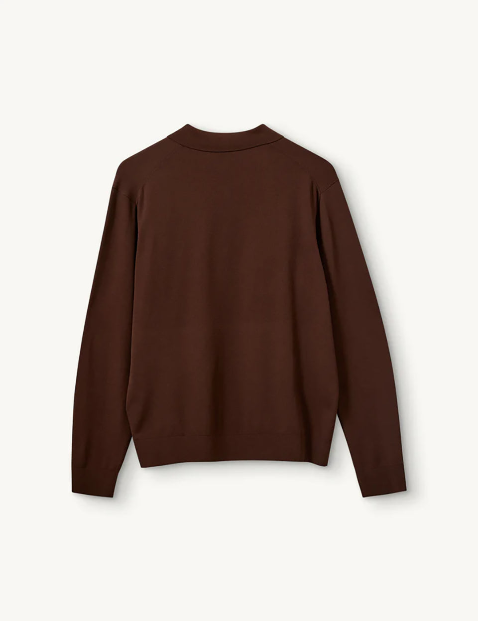 Luźny, dzianinowy longsleeve Madison Polo Espresso w głębokim, ciepłym, brązowym odcieniu z obniżoną linią ramion i klasycznym kołnierzykiem z zapięciem na trzy guziki. Rękawy i dół zakończone są klasycznymi ściągaczami. Ma gładki, drobny splot dzianinowy. Wykonany z tkaniny z wiskozą. Zestaw go z ulubionymi jeansami, aby uzyskać klasyczną, modną stylizację.&nbsp;

-Głęboki, ciepły odcień brązu

-Kołnierzyk z guziczkami

-Tkanina z wiskozą

-Fason OVERSIZE - jeśli chcesz uzyskać efekt jak na modelce - zamów