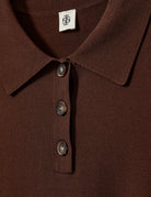 Luźny, dzianinowy longsleeve Madison Polo Espresso w głębokim, ciepłym, brązowym odcieniu z obniżoną linią ramion i klasycznym kołnierzykiem z zapięciem na trzy guziki. Rękawy i dół zakończone są klasycznymi ściągaczami. Ma gładki, drobny splot dzianinowy. Wykonany z tkaniny z wiskozą. Zestaw go z ulubionymi jeansami, aby uzyskać klasyczną, modną stylizację.&nbsp;

-Głęboki, ciepły odcień brązu

-Kołnierzyk z guziczkami

-Tkanina z wiskozą

-Fason OVERSIZE - jeśli chcesz uzyskać efekt jak na modelce - zamów