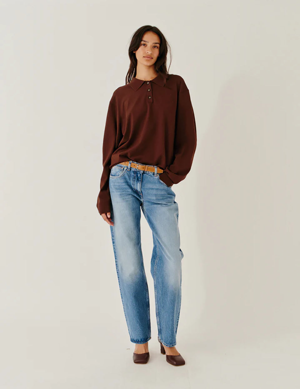 Luźny, dzianinowy longsleeve Madison Polo Espresso w głębokim, ciepłym, brązowym odcieniu z obniżoną linią ramion i klasycznym kołnierzykiem z zapięciem na trzy guziki. Rękawy i dół zakończone są klasycznymi ściągaczami. Ma gładki, drobny splot dzianinowy. Wykonany z tkaniny z wiskozą. Zestaw go z ulubionymi jeansami, aby uzyskać klasyczną, modną stylizację.&nbsp;

-Głęboki, ciepły odcień brązu

-Kołnierzyk z guziczkami

-Tkanina z wiskozą

-Fason OVERSIZE - jeśli chcesz uzyskać efekt jak na modelce - zamów