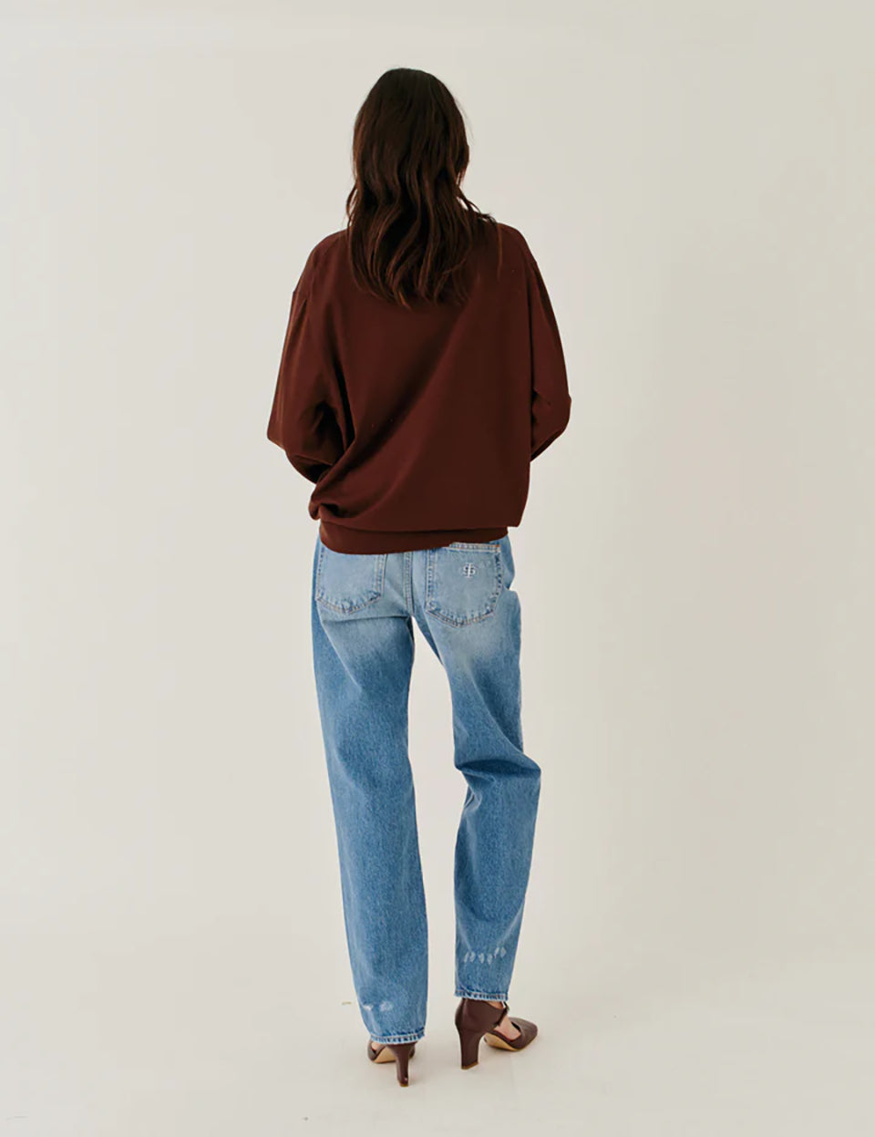 Luźny, dzianinowy longsleeve Madison Polo Espresso w głębokim, ciepłym, brązowym odcieniu z obniżoną linią ramion i klasycznym kołnierzykiem z zapięciem na trzy guziki. Rękawy i dół zakończone są klasycznymi ściągaczami. Ma gładki, drobny splot dzianinowy. Wykonany z tkaniny z wiskozą. Zestaw go z ulubionymi jeansami, aby uzyskać klasyczną, modną stylizację.&nbsp;

-Głęboki, ciepły odcień brązu

-Kołnierzyk z guziczkami

-Tkanina z wiskozą

-Fason OVERSIZE - jeśli chcesz uzyskać efekt jak na modelce - zamów