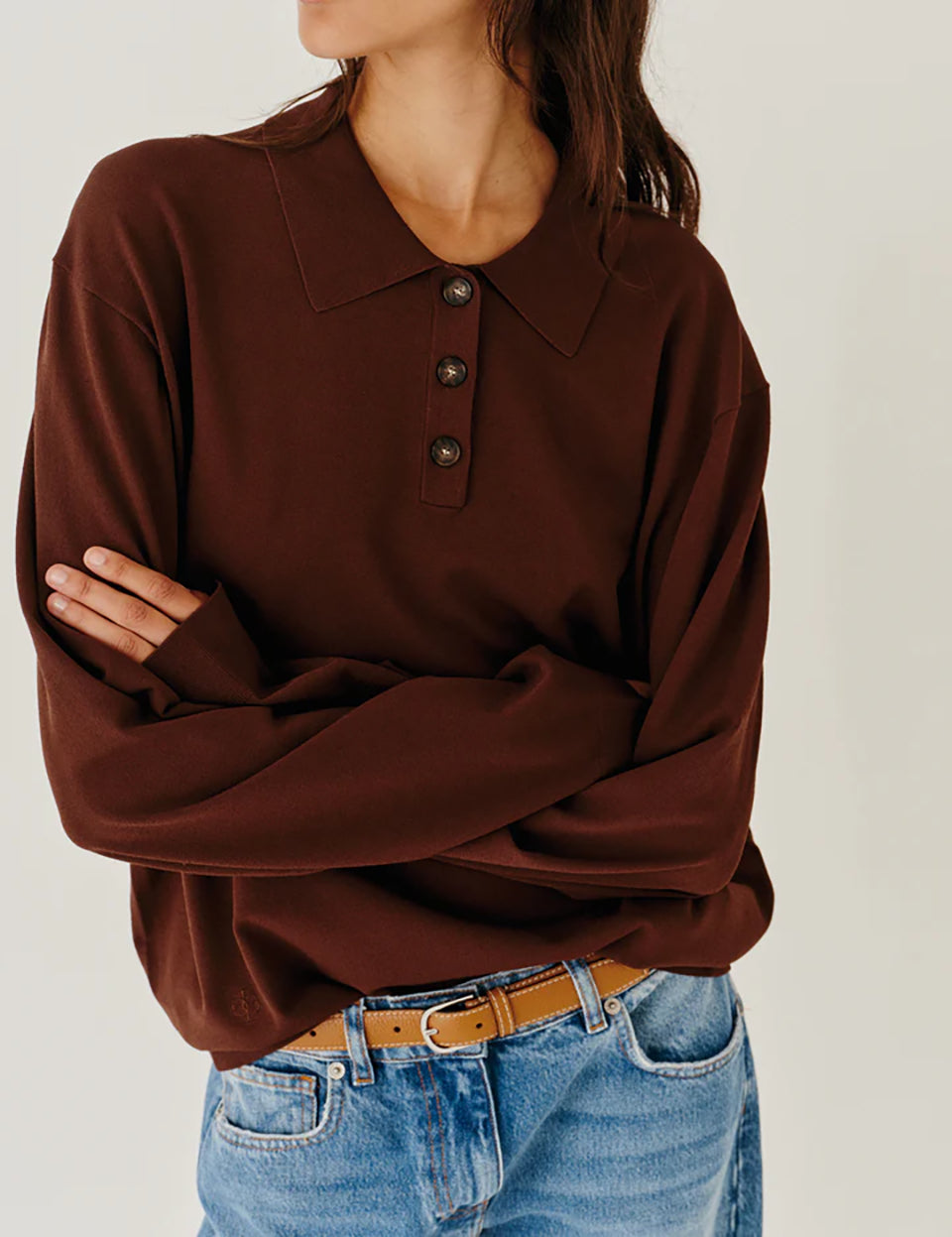Luźny, dzianinowy longsleeve Madison Polo Espresso w głębokim, ciepłym, brązowym odcieniu z obniżoną linią ramion i klasycznym kołnierzykiem z zapięciem na trzy guziki. Rękawy i dół zakończone są klasycznymi ściągaczami. Ma gładki, drobny splot dzianinowy. Wykonany z tkaniny z wiskozą. Zestaw go z ulubionymi jeansami, aby uzyskać klasyczną, modną stylizację.&nbsp;

-Głęboki, ciepły odcień brązu

-Kołnierzyk z guziczkami

-Tkanina z wiskozą

-Fason OVERSIZE - jeśli chcesz uzyskać efekt jak na modelce - zamów