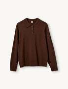 Luźny, dzianinowy longsleeve Madison Polo Espresso w głębokim, ciepłym, brązowym odcieniu z obniżoną linią ramion i klasycznym kołnierzykiem z zapięciem na trzy guziki. Rękawy i dół zakończone są klasycznymi ściągaczami. Ma gładki, drobny splot dzianinowy. Wykonany z tkaniny z wiskozą. Zestaw go z ulubionymi jeansami, aby uzyskać klasyczną, modną stylizację.&nbsp;

-Głęboki, ciepły odcień brązu

-Kołnierzyk z guziczkami

-Tkanina z wiskozą

-Fason OVERSIZE - jeśli chcesz uzyskać efekt jak na modelce - zamów