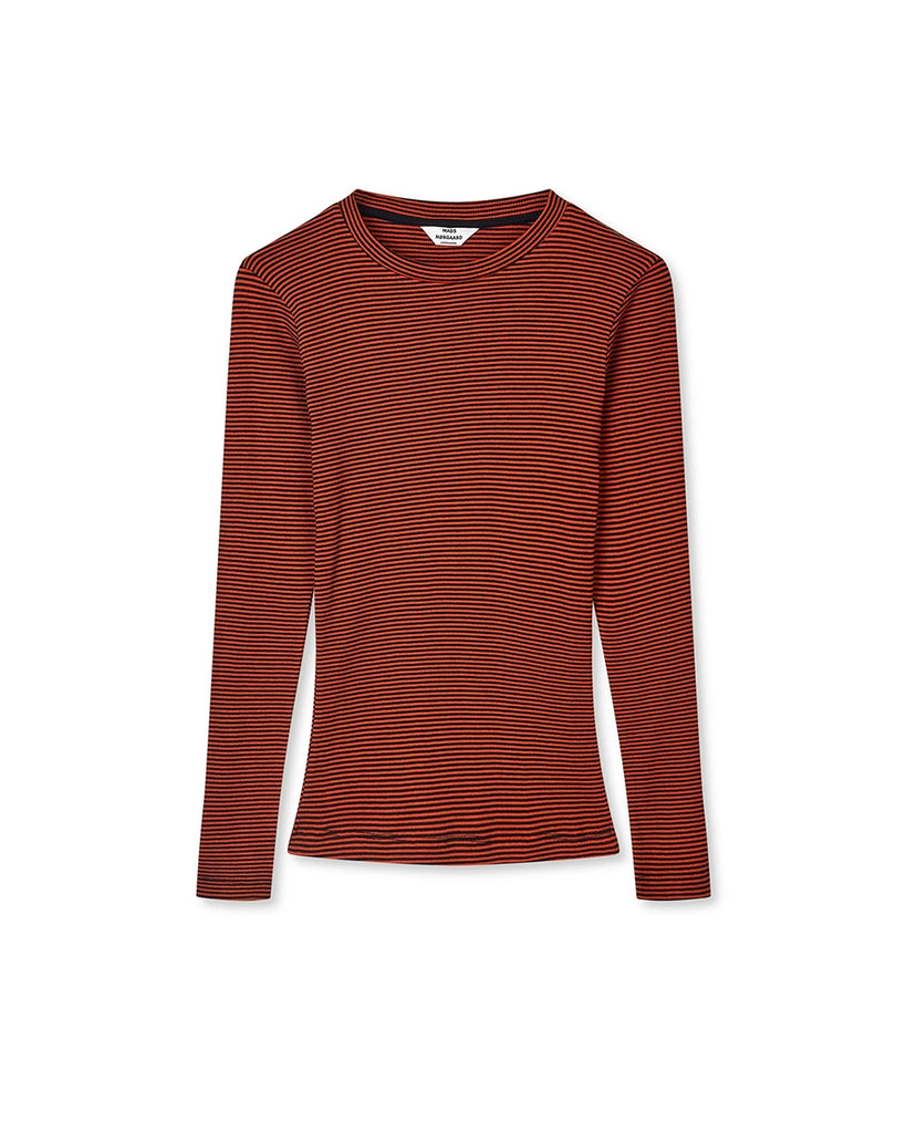 Minimalistyczny longsleeve 2x2 Tuba MADS NORGAARD w cienkie, czerwono-czarne paski. Bluzka ma okrągły dekolt, przylegający fason i wąskie, długie rękawy