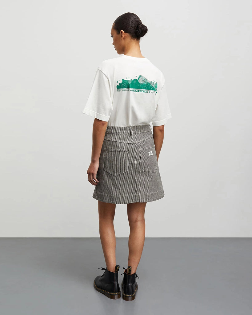 Oversizowy, bawełniany t-shirt Dassel MADS NORGAARD z niewielkim nadrukiem z logo marki z przodu oraz z dużym printem na plecach.