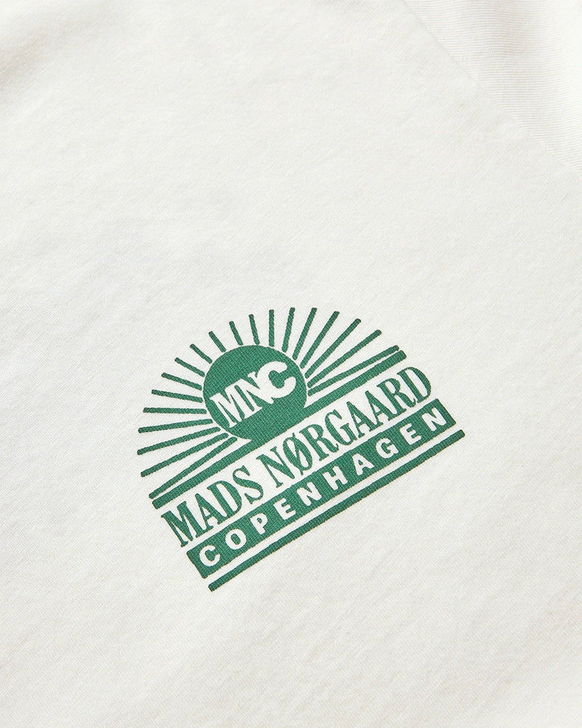 Oversizowy, bawełniany t-shirt Dassel MADS NORGAARD z niewielkim nadrukiem z logo marki z przodu oraz z dużym printem na plecach.