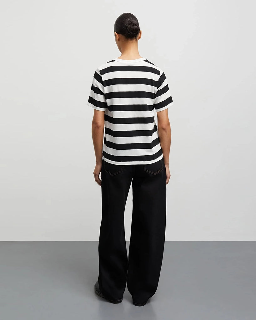 Luźny, bawełniany t-shirt Grace MADS NORGAARD w szerokie czarno-białe paski. Posiada krótki rękaw, prosty krój i okrągły dekolt. 