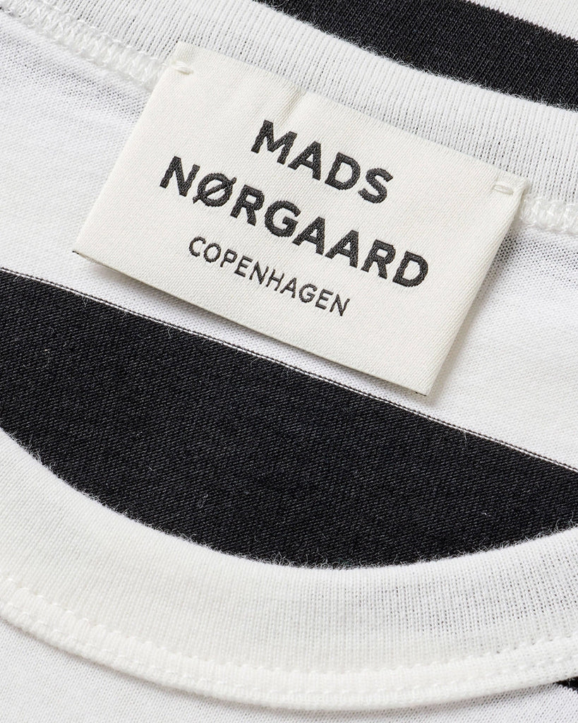 Luźny, bawełniany t-shirt Grace MADS NORGAARD w szerokie czarno-białe paski. Posiada krótki rękaw, prosty krój i okrągły dekolt. 