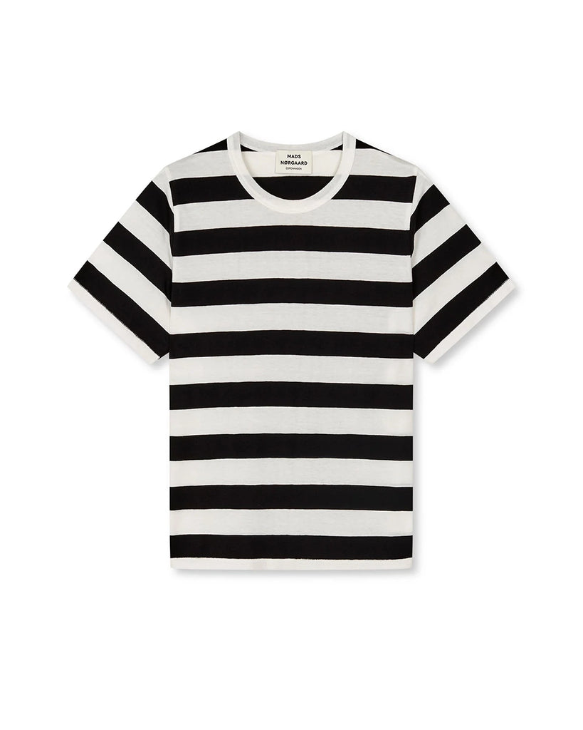 Luźny, bawełniany t-shirt Grace MADS NORGAARD w szerokie czarno-białe paski. Posiada krótki rękaw, prosty krój i okrągły dekolt. 