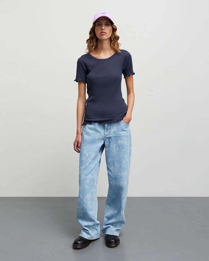 T-shirt Pointella Trixy marki MADS NØRGAARD o przylegającym do ciała fasonie, z okrągłym, lekko pogłębionym dekoltem i z krótkim, wąskim rękawem. Wykonany z delikatnej i elastycznej tkaniny o prążkowanej fakturze
