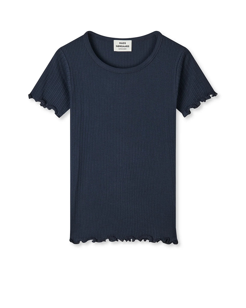 T-shirt Pointella Trixy marki MADS NØRGAARD o przylegającym do ciała fasonie, z okrągłym, lekko pogłębionym dekoltem i z krótkim, wąskim rękawem. Wykonany z delikatnej i elastycznej tkaniny o prążkowanej fakturze