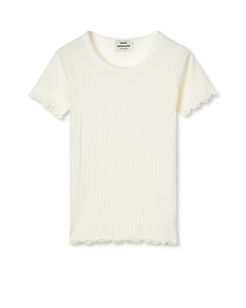 T-shirt Pointella Trixy marki MADS NØRGAARD o przylegającym do ciała fasonie, z okrągłym, lekko pogłębionym dekoltem i z krótkim, wąskim rękawem. Wykonany z delikatnej i elastycznej tkaniny o prążkowanej fakturze.
