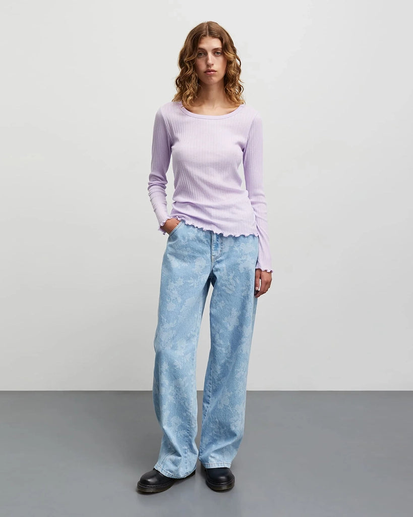 Longsleeve Pointella Troja marki MADS NØRGAARD o przylegającym do ciała fasonie, z okrągłym, lekko pogłębionym dekoltem i z długim, wąskim rękawem. Wykonany z delikatnej i elastycznej tkaniny o prążkowanej fakturze. 