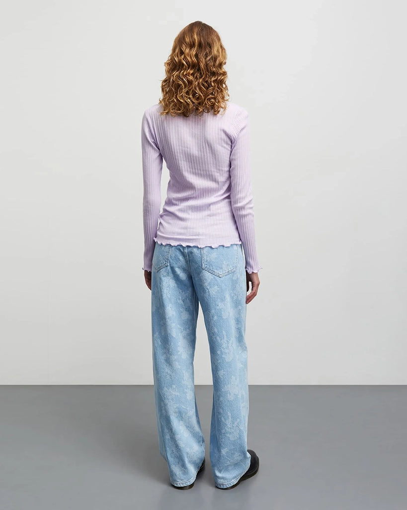 Longsleeve Pointella Troja marki MADS NØRGAARD o przylegającym do ciała fasonie, z okrągłym, lekko pogłębionym dekoltem i z długim, wąskim rękawem. Wykonany z delikatnej i elastycznej tkaniny o prążkowanej fakturze. 
