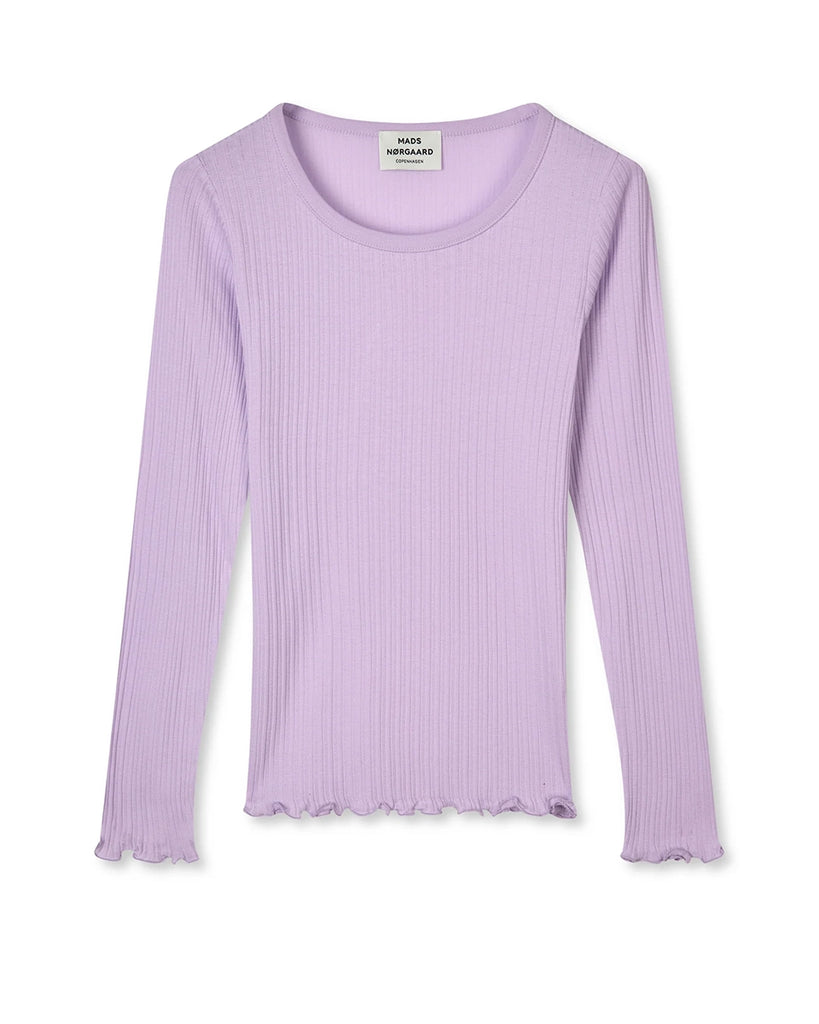 Longsleeve Pointella Troja marki MADS NØRGAARD o przylegającym do ciała fasonie, z okrągłym, lekko pogłębionym dekoltem i z długim, wąskim rękawem. Wykonany z delikatnej i elastycznej tkaniny o prążkowanej fakturze. 