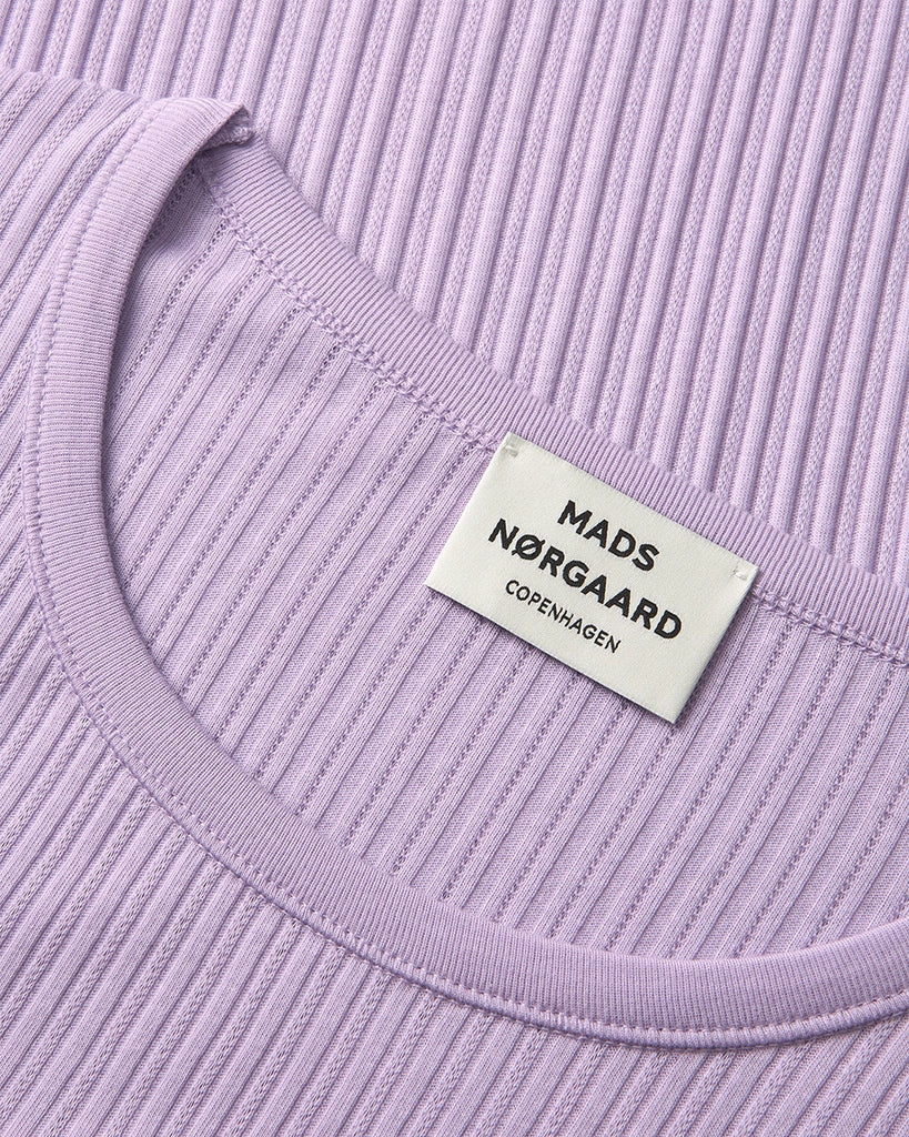 Longsleeve Pointella Troja marki MADS NØRGAARD o przylegającym do ciała fasonie, z okrągłym, lekko pogłębionym dekoltem i z długim, wąskim rękawem. Wykonany z delikatnej i elastycznej tkaniny o prążkowanej fakturze. 