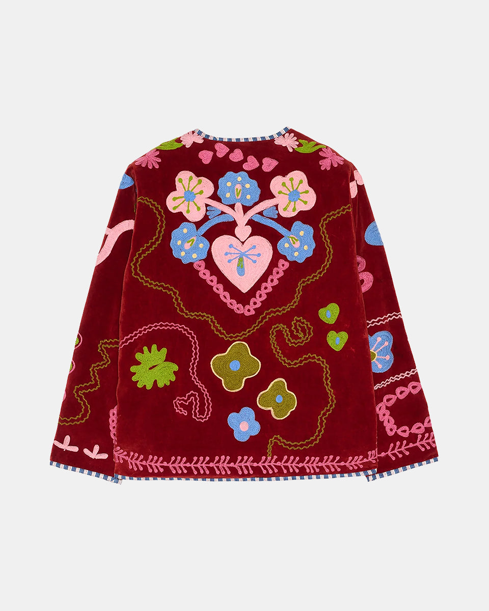 Cienka, krótka kurtka Maggie Velvet Burgundy SISSEL EDELBO z trójkątnym dekoltem i szerokimi rękawami. Dekorowana pięknymi, ręcznie wykonanymi haftami suzani z motywem serc i kwiatów. Zapinana na guziki. Z przodu posiada dwie, duże kieszenie. Kurtka ma bawełnianą podszewkę. Wykonana z miękkiego weluru.&nbsp;

-Luźny fason

-Piękne hafty Suzani

-Miękki welur i bawełniana podszewka