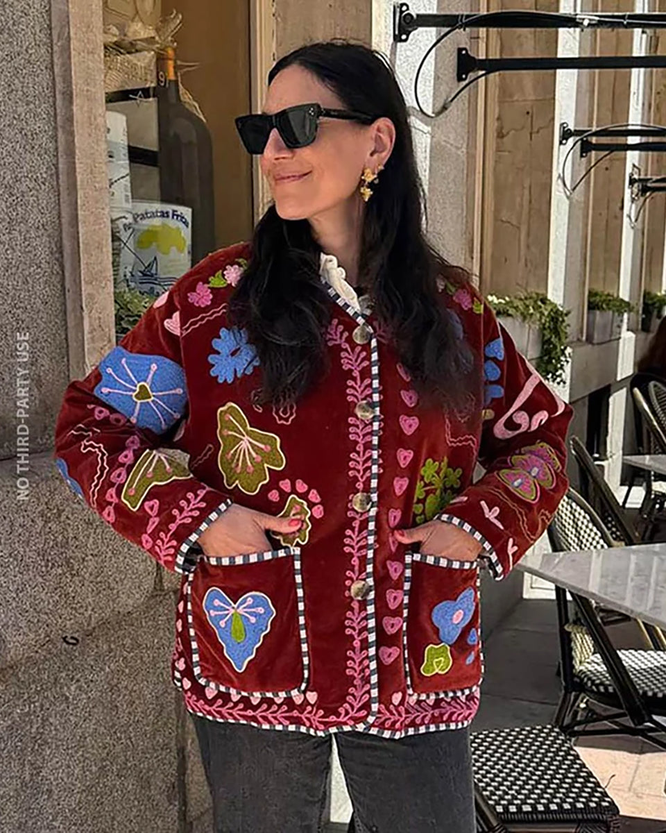 Cienka, krótka kurtka Maggie Velvet Burgundy SISSEL EDELBO z trójkątnym dekoltem i szerokimi rękawami. Dekorowana pięknymi, ręcznie wykonanymi haftami suzani z motywem serc i kwiatów. Zapinana na guziki. Z przodu posiada dwie, duże kieszenie. Kurtka ma bawełnianą podszewkę. Wykonana z miękkiego weluru.&nbsp;

-Luźny fason

-Piękne hafty Suzani

-Miękki welur i bawełniana podszewka