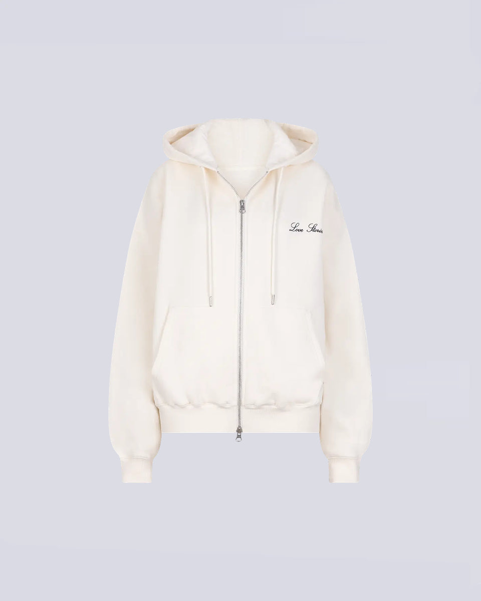 Luźna bluza z kapturem Maple Love Stories White w białym kolorze zapinana z przodu za pomocą zamka błyskawicznego. Posiada niewielkie logo marki na lewej piersi. Wykończona ściągaczami.&nbsp;

-Luźny, oversizowy krój

-Zamów w standardowym rozmiarze&nbsp;