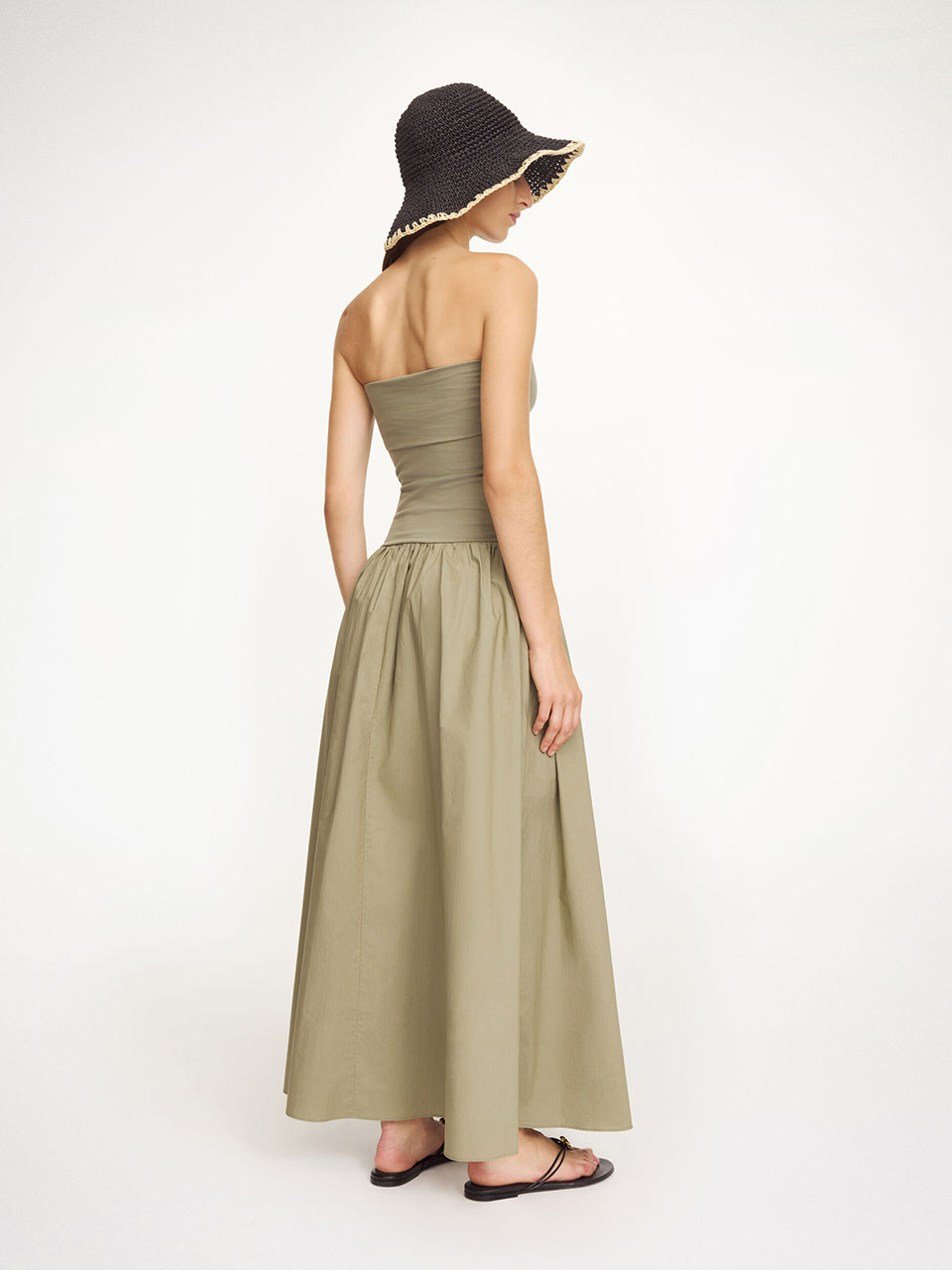 Minimalistyczna sukienka Marc Deep Lichen Green By Malene Birger z górną, dopasowaną, marszczoną cześcią bez ramiączek. Od linii bioder materiał przechodzi w luźną, obszerną spódnicę o długości maxi. Całość tworzy kształt litery A. Wykonana z bawełny organicznej. To idealna propozycja na wiosenno-letnie dni.

-Długość maxi

-Bawełna organiczna

-Zamów sukienkę w swoim standardowym rozmiarze&nbsp;
