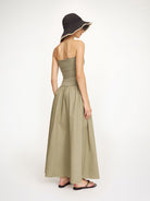 Minimalistyczna sukienka Marc Deep Lichen Green By Malene Birger z górną, dopasowaną, marszczoną cześcią bez ramiączek. Od linii bioder materiał przechodzi w luźną, obszerną spódnicę o długości maxi. Całość tworzy kształt litery A. Wykonana z bawełny organicznej. To idealna propozycja na wiosenno-letnie dni.

-Długość maxi

-Bawełna organiczna

-Zamów sukienkę w swoim standardowym rozmiarze&nbsp;