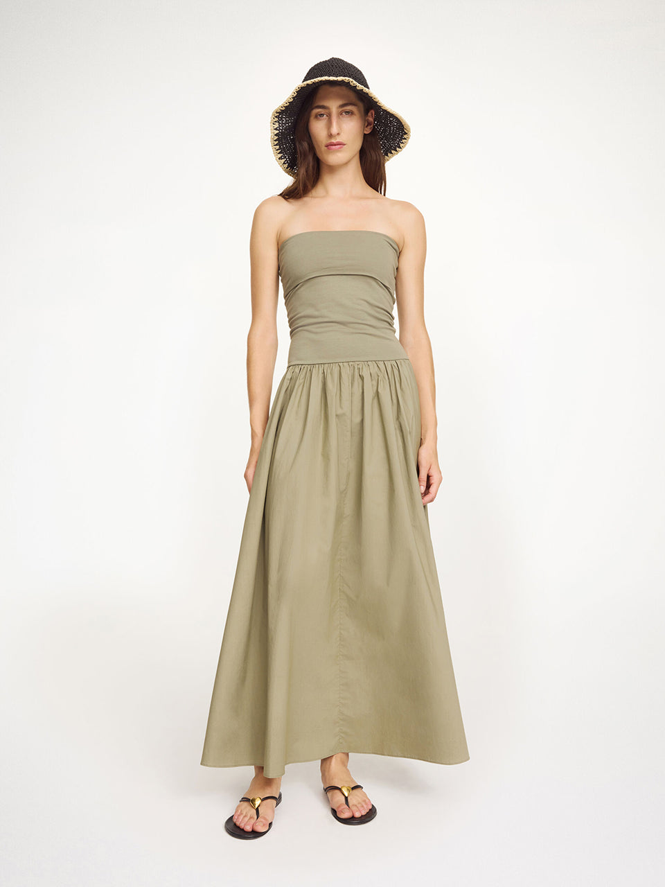 Minimalistyczna sukienka Marc Deep Lichen Green By Malene Birger z górną, dopasowaną, marszczoną cześcią bez ramiączek. Od linii bioder materiał przechodzi w luźną, obszerną spódnicę o długości maxi. Całość tworzy kształt litery A. Wykonana z bawełny organicznej. To idealna propozycja na wiosenno-letnie dni.

-Długość maxi

-Bawełna organiczna

-Zamów sukienkę w swoim standardowym rozmiarze&nbsp;