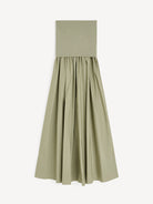 Minimalistyczna sukienka Marc Deep Lichen Green By Malene Birger z górną, dopasowaną, marszczoną cześcią bez ramiączek. Od linii bioder materiał przechodzi w luźną, obszerną spódnicę o długości maxi. Całość tworzy kształt litery A. Wykonana z bawełny organicznej. To idealna propozycja na wiosenno-letnie dni.

-Długość maxi

-Bawełna organiczna

-Zamów sukienkę w swoim standardowym rozmiarze&nbsp;