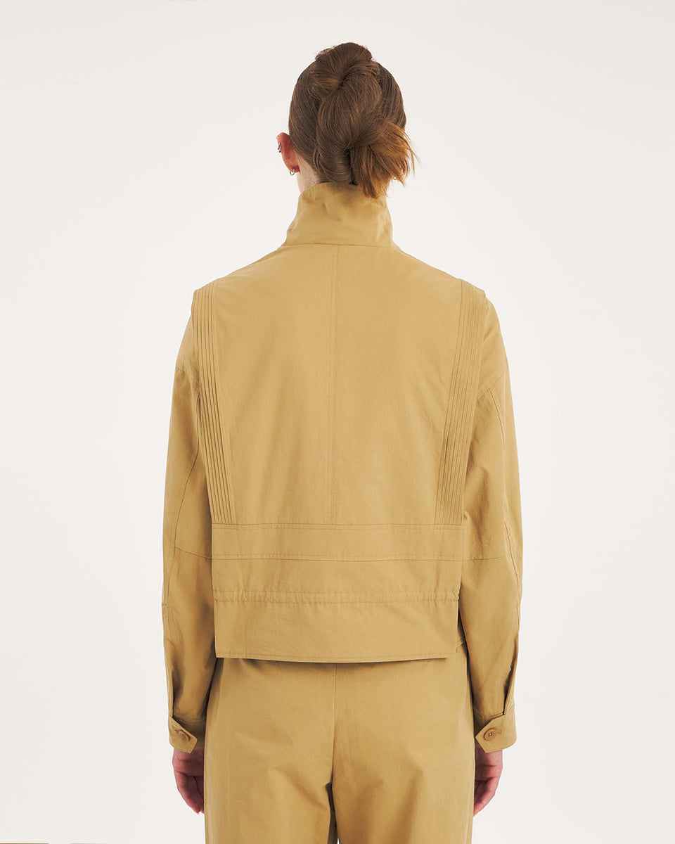 Krótka, strukturalna kurtka Maria Beige Antik Batik o nowoczesnym, nieco geometrycznym kroju. Posiada charakterystyczną, bardzo wysoką stójkę zapinaną na guziki. Regulowana w pasie za pomocą ściągacza ze sznurkami, co tworzy efekt delikatnej baskinki/falbany. Z przodu na kieszeniach oraz na rękawach znajdują się hafty z motywami roślinnymi i kwiatowymi. Dodatkowe, drobne, haftowane przeszycia ozdabiają również linię ramion. Zapinana na guziki.&nbsp;

-Krótki, nowoczesny fason

-Hafty z motywami roślinnymi i