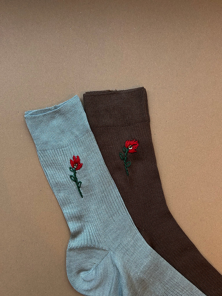 Cienkie, klasyczne skarpetki z jedwabiem i pięknym, kwiatowym haftem Iris Maria La Rosa. Idealne do mokasynów. Wykonane we Włoszech.