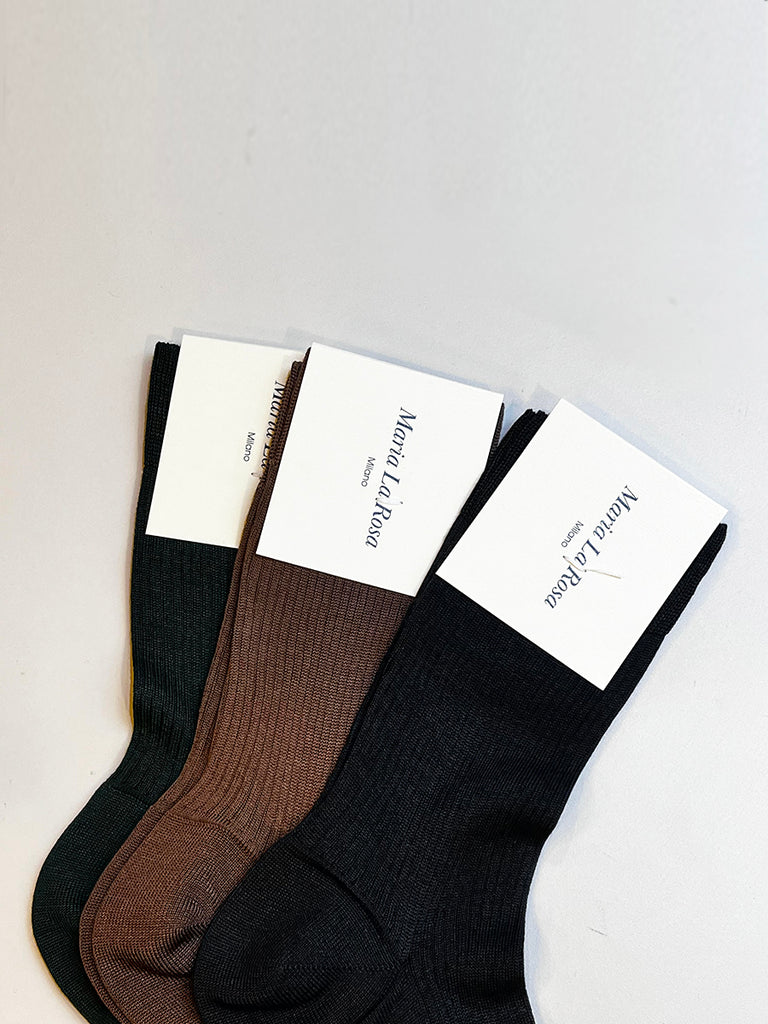 Cienkie, klasyczne skarpetki z jedwabiem One Ribbed Maria La Rosa. Idealne do mokasynów. Wykonane we Włoszech.