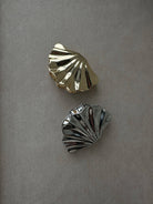 Spinka do włosów Marina Silver Pico Copenhagen w kształcie muszli z eleganckim metalicznym wykończeniem.

Bez niklu.&nbsp;

Akcesoria do włosów nie podlegają zwrotowi ani wymianie ze względów higienicznych.