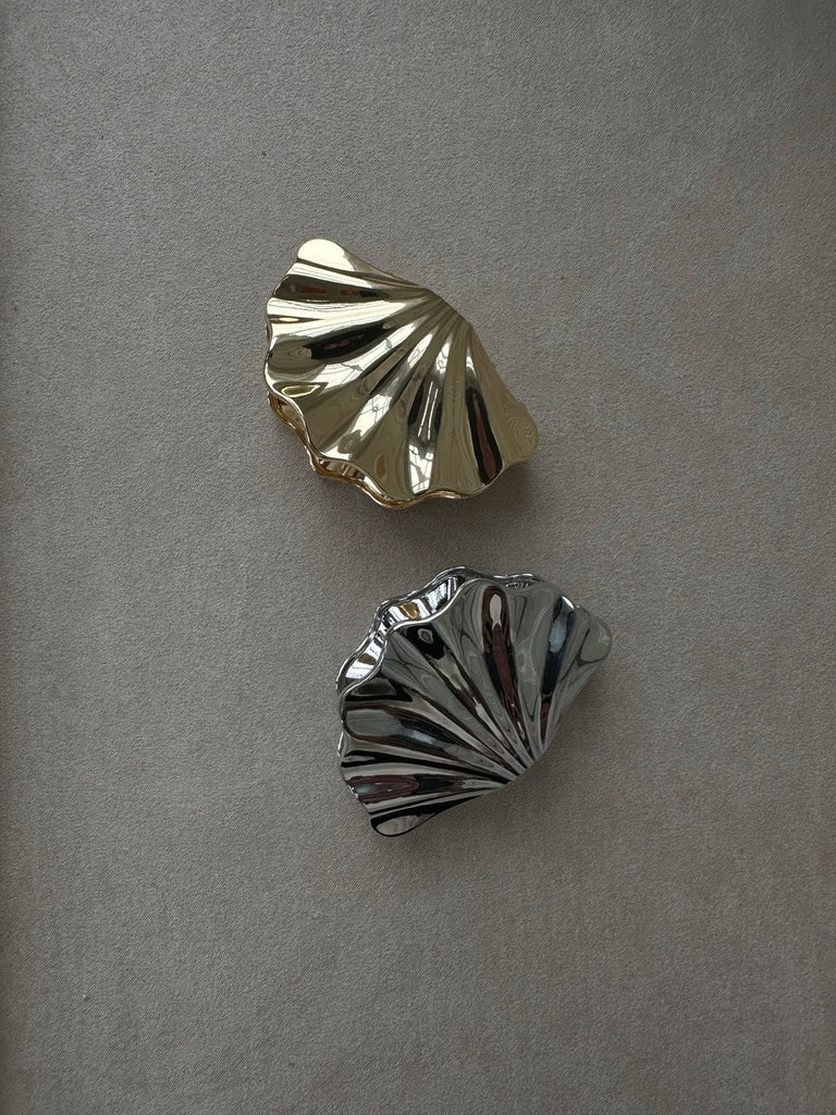 Spinka do włosów Marina Silver Pico Copenhagen w kształcie muszli z eleganckim metalicznym wykończeniem.

Bez niklu.&nbsp;

Akcesoria do włosów nie podlegają zwrotowi ani wymianie ze względów higienicznych.