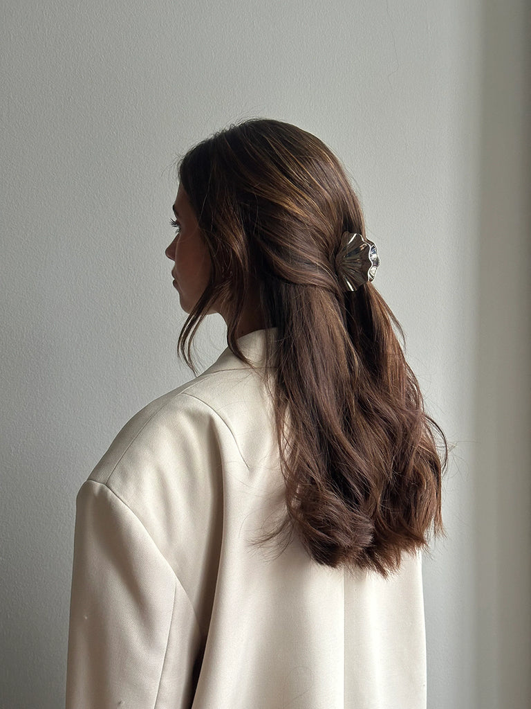 Spinka do włosów Marina Silver Pico Copenhagen w kształcie muszli z eleganckim metalicznym wykończeniem.

Bez niklu.&nbsp;

Akcesoria do włosów nie podlegają zwrotowi ani wymianie ze względów higienicznych.