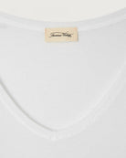 Cienki longsleeve&nbsp;MAS02 American Vintage z&nbsp;dekoltem w serek. Posiada&nbsp;przylegający do ciała fason i wąskie, długie rękawy. Wykonany z&nbsp;miękkiej i cienkiej bawełny z delikatnie prążkowaną fakturą.&nbsp;Idealny do spodni z wysokim stanem. Świetnie sprawdzi się w minimalistycznych i warstwowych stylizacjach.&nbsp;

-Przylegający fason

-Zamów bluzkę w swoim standardowym rozmiarze