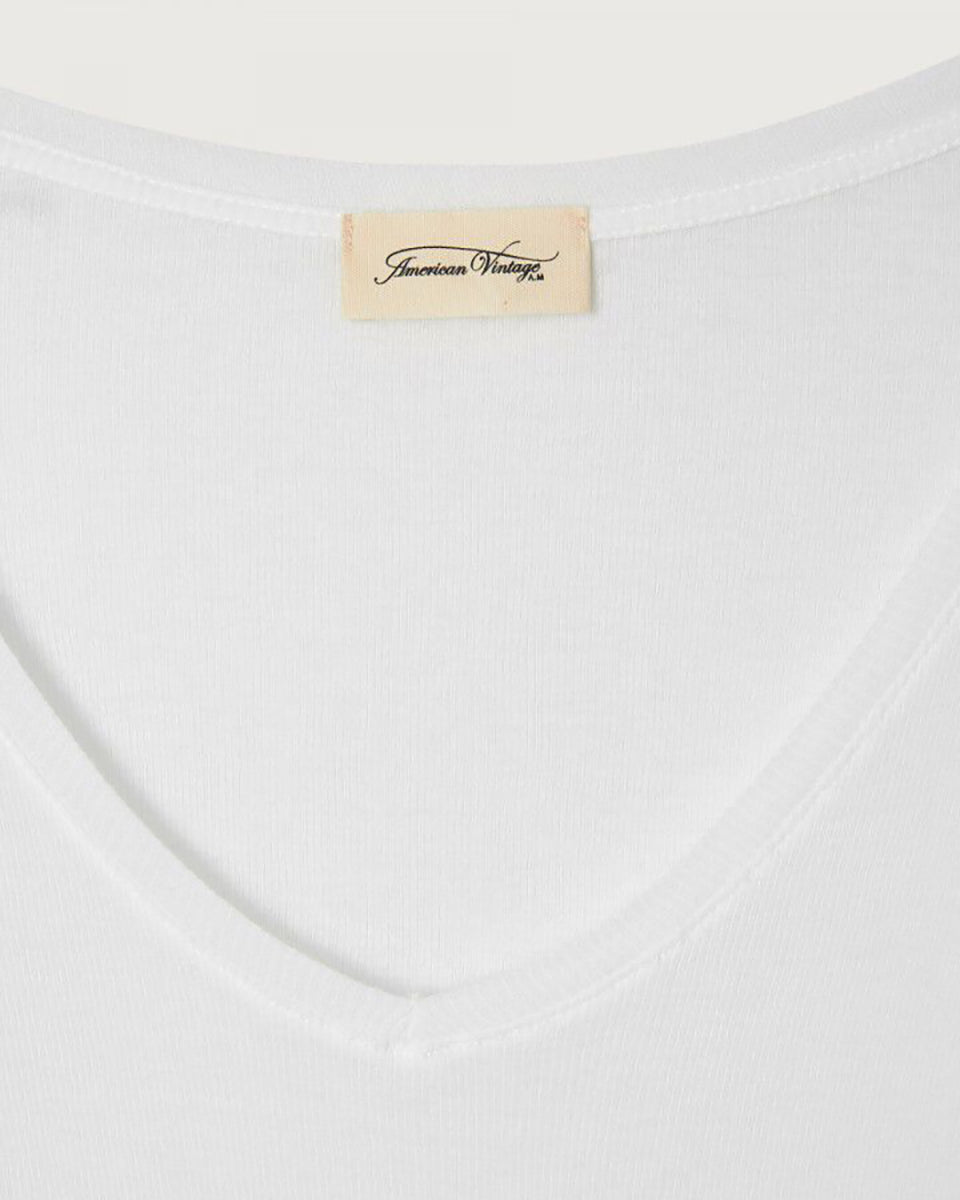 Cienki longsleeve&nbsp;MAS02 American Vintage z&nbsp;dekoltem w serek. Posiada&nbsp;przylegający do ciała fason i wąskie, długie rękawy. Wykonany z&nbsp;miękkiej i cienkiej bawełny z delikatnie prążkowaną fakturą.&nbsp;Idealny do spodni z wysokim stanem. Świetnie sprawdzi się w minimalistycznych i warstwowych stylizacjach.&nbsp;

-Przylegający fason

-Zamów bluzkę w swoim standardowym rozmiarze