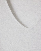 Cienki longsleeve&nbsp;MAS02 American Vintage z&nbsp;dekoltem w serek. Posiada&nbsp;przylegający do ciała fason i wąskie, długie rękawy. Wykonany z&nbsp;miękkiej i cienkiej bawełny z delikatnie prążkowaną fakturą.&nbsp;Idealny do spodni z wysokim stanem. Świetnie sprawdzi się w minimalistycznych i warstwowych stylizacjach.&nbsp;

-Przylegający fason

-Zamów bluzkę w swoim standardowym rozmiarze
