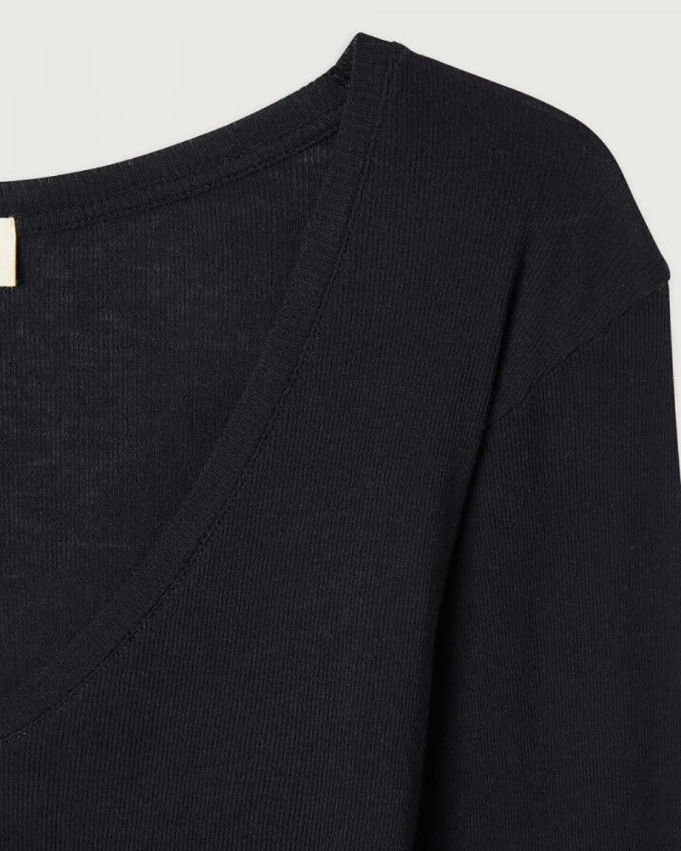 Cienki longsleeve&nbsp;MAS02 American Vintage z&nbsp;dekoltem w serek. Posiada&nbsp;przylegający do ciała fason i wąskie, długie rękawy. Wykonany z&nbsp;miękkiej i cienkiej bawełny z delikatnie prążkowaną fakturą.&nbsp;Idealny do spodni z wysokim stanem. Świetnie sprawdzi się w minimalistycznych i warstwowych stylizacjach.&nbsp;

-Przylegający fason

-Zamów bluzkę w swoim standardowym rozmiarze