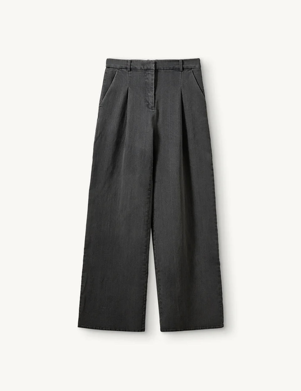 Luźne, proste spodnie Merci Anagram Dark Grey w kolorze ciemnego grafitu z efektem sprania. Mają wysoki stan i szerokie nogawki typu wide leg. Z przodu, poniżej paska znajdują się eleganckie zaszewki. Zapinane na klasyczny zamek błyskawiczny i guzik. Spodnie posiadają kieszenie boczne, kieszeń z tyłu zapinaną na guzik oraz szlufki, umożliwiające dodanie paska. Wykonane z tkaniny z bawełną organiczną. Zestaw je z oversizową koszulą lub dopasowanym topem.

-Wysoki stan

-Szerokie nogawki

-Eleganckie zaszewki