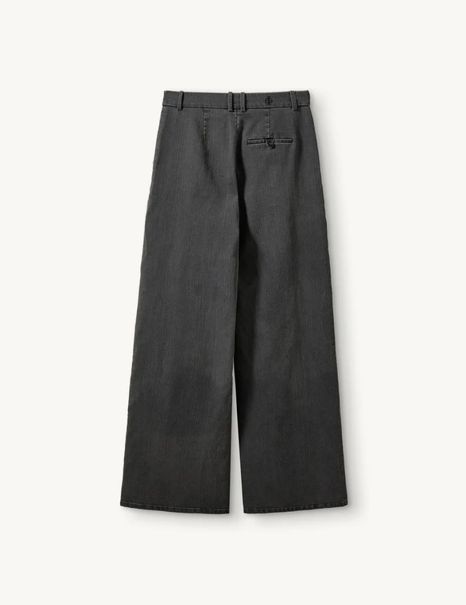 Luźne, proste spodnie Merci Anagram Dark Grey w kolorze ciemnego grafitu z efektem sprania. Mają wysoki stan i szerokie nogawki typu wide leg. Z przodu, poniżej paska znajdują się eleganckie zaszewki. Zapinane na klasyczny zamek błyskawiczny i guzik. Spodnie posiadają kieszenie boczne, kieszeń z tyłu zapinaną na guzik oraz szlufki, umożliwiające dodanie paska. Wykonane z tkaniny z bawełną organiczną. Zestaw je z oversizową koszulą lub dopasowanym topem.

-Wysoki stan

-Szerokie nogawki

-Eleganckie zaszewki