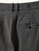 Luźne, proste spodnie Merci Anagram Dark Grey w kolorze ciemnego grafitu z efektem sprania. Mają wysoki stan i szerokie nogawki typu wide leg. Z przodu, poniżej paska znajdują się eleganckie zaszewki. Zapinane na klasyczny zamek błyskawiczny i guzik. Spodnie posiadają kieszenie boczne, kieszeń z tyłu zapinaną na guzik oraz szlufki, umożliwiające dodanie paska. Wykonane z tkaniny z bawełną organiczną. Zestaw je z oversizową koszulą lub dopasowanym topem.

-Wysoki stan

-Szerokie nogawki

-Eleganckie zaszewki