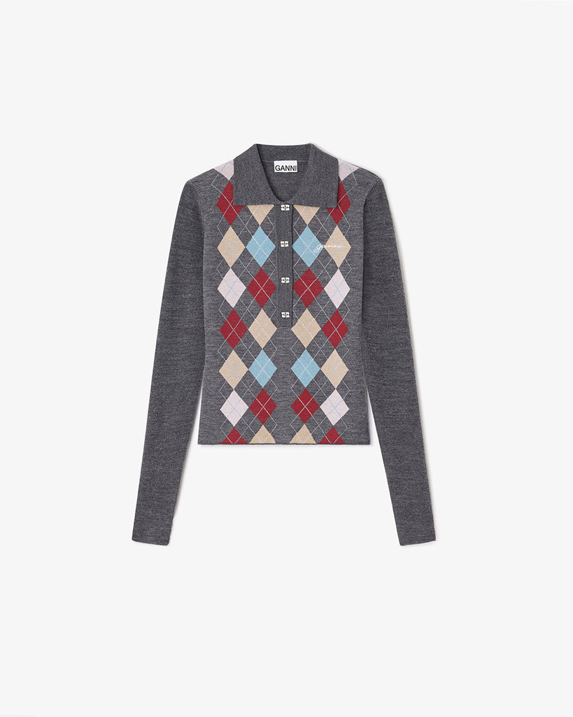 Cienki sweter polo 2601 GANNI z kołnierzykiem. Ma wzór w romby. Zapinany przy dekolcie za pomocą srebrnych, ozdobnych guzików w kształcie logo marki. Sweter ma prosty krój i przylegający do ciała fason oraz długie, wąskie rękawy. Wykonany z miękkiej, ekskluzywnej dzianiny z wełny merynosa.&nbsp;